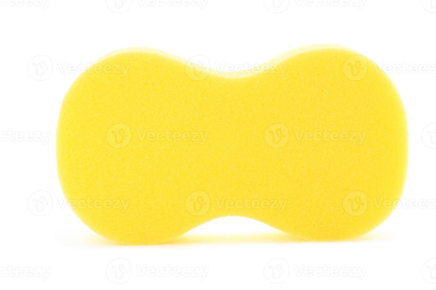 esponja sobre fundo branco. esponja de limpeza doméstica amarela foto