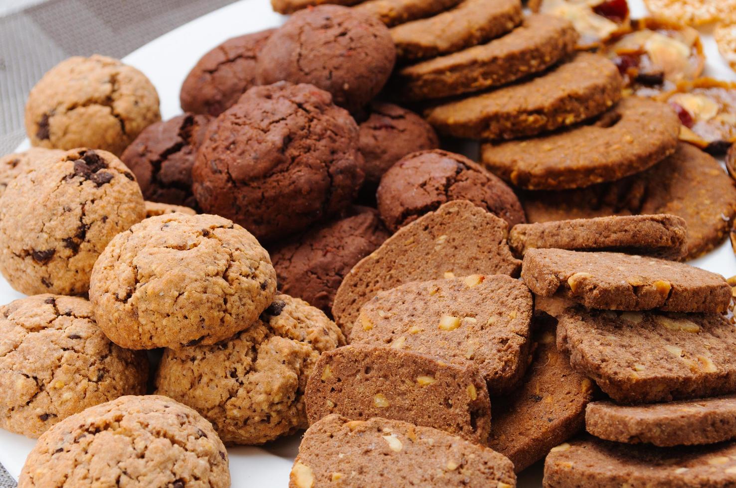muitos tipos diferentes de biscoitos em um prato foto
