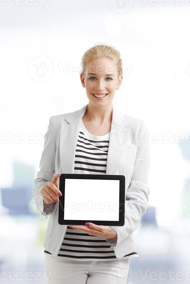 mulher atraente com tablet digital foto