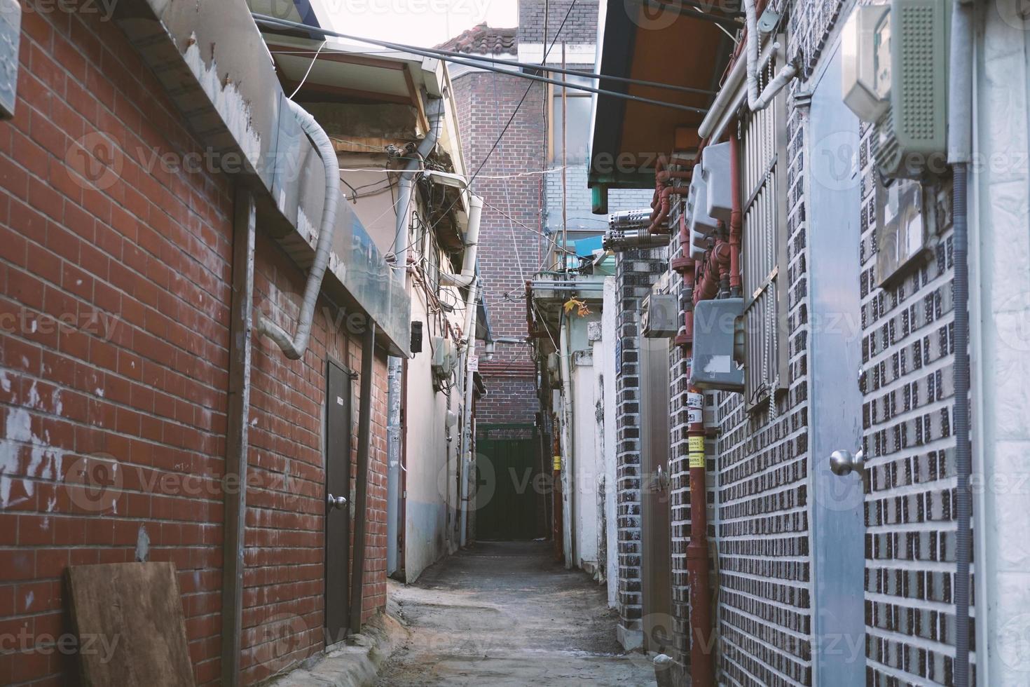 vista do beco em yeongdeungpo, seul, coreia foto