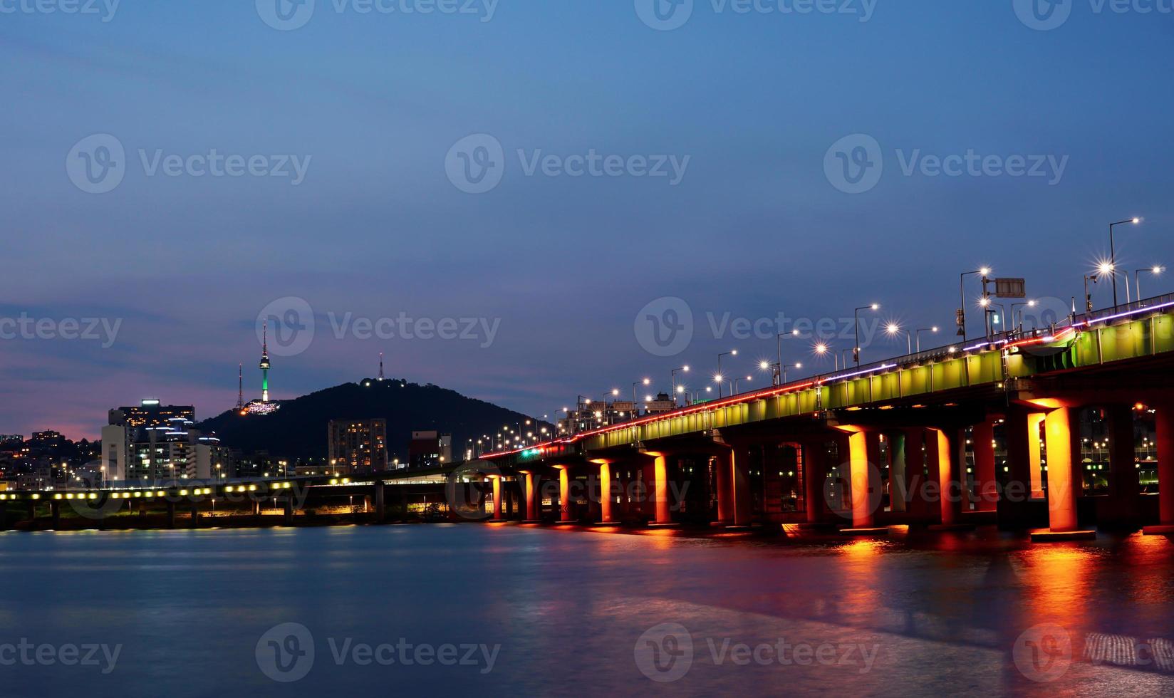 a visão noturna de seul e do rio han foto