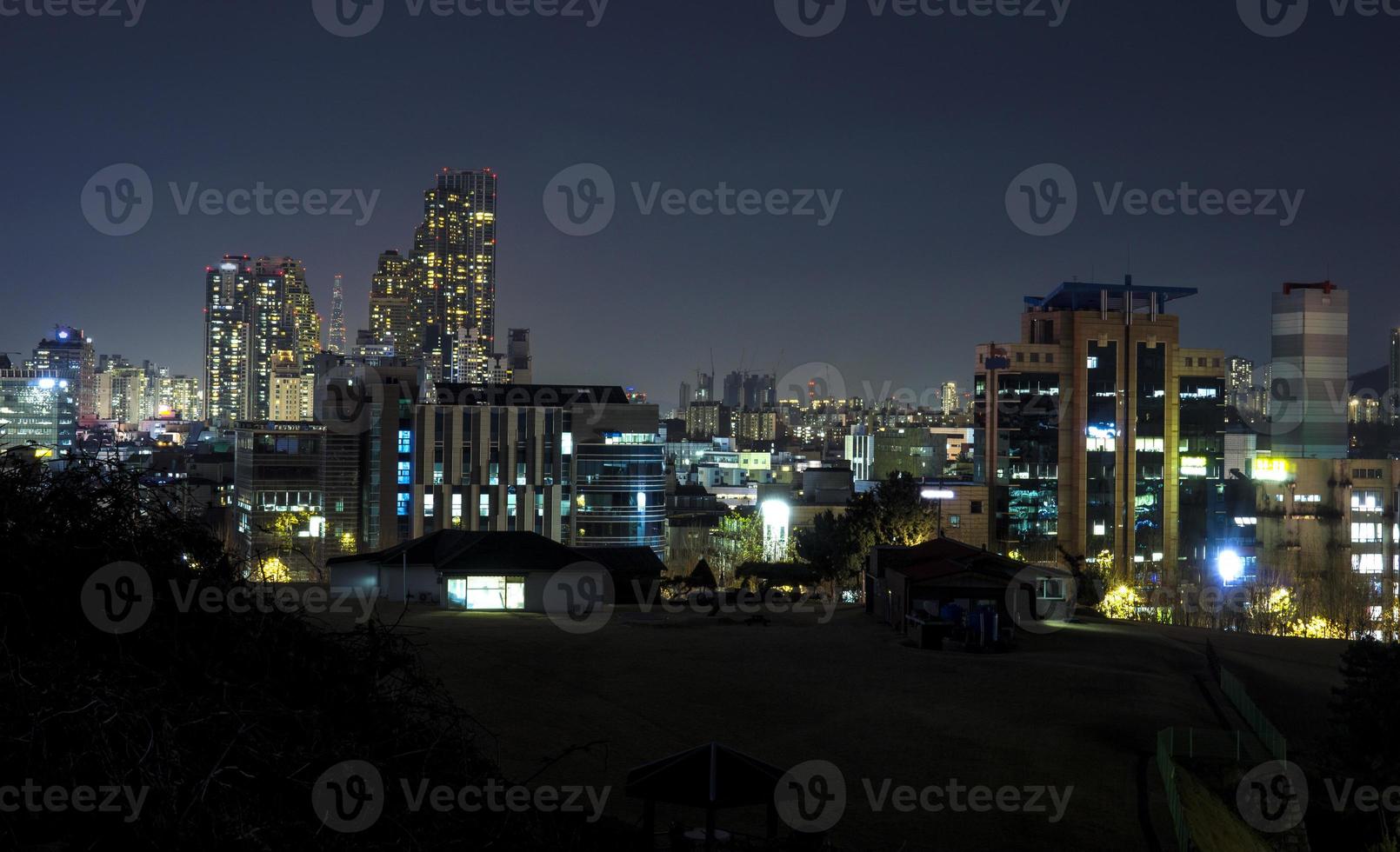 visão noturna do apartamento em seocho-gu, seul, coreia foto