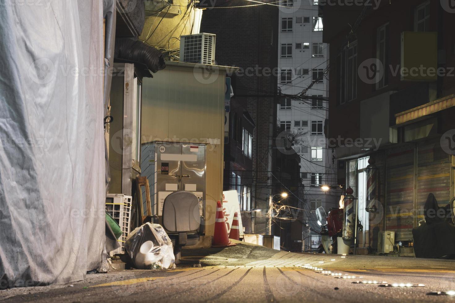 cenário de beco de seul à noite foto