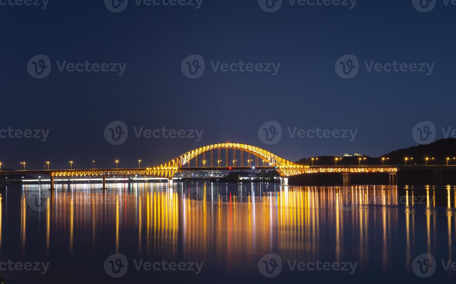 a ponte tem uma visão noturna superlativa. foto