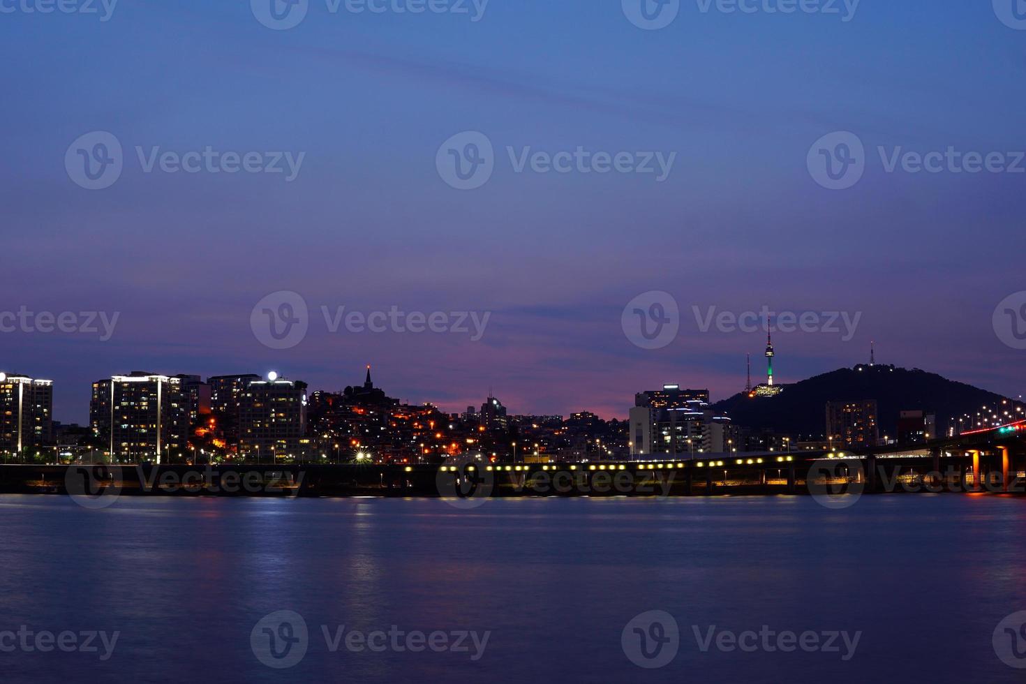 a paisagem da torre namsan e do pôr do sol é linda. foto