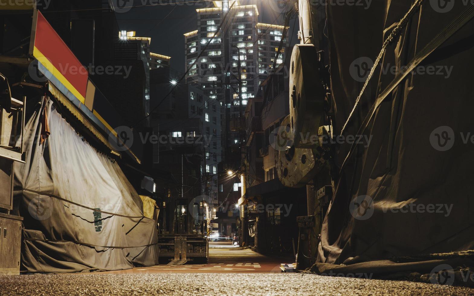 cenário de beco de seul à noite foto