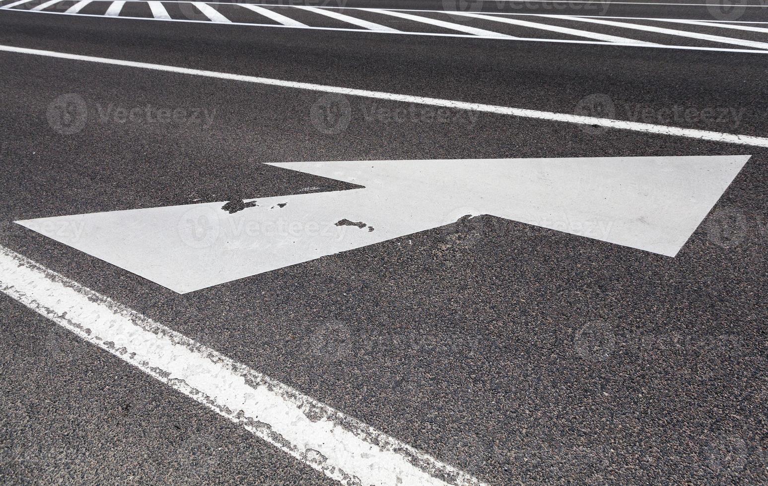 estrada pavimentada com marcações de estrada branca foto