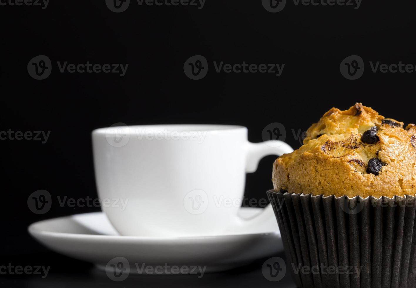 um delicioso pão fresco e uma xícara de café preto aromático foto