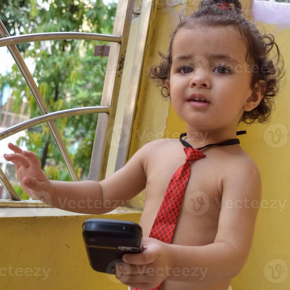 menino bonitinho shivaay na varanda de casa durante o verão, doce ensaio de menino durante a luz do dia, menino se divertindo em casa durante a sessão de fotos