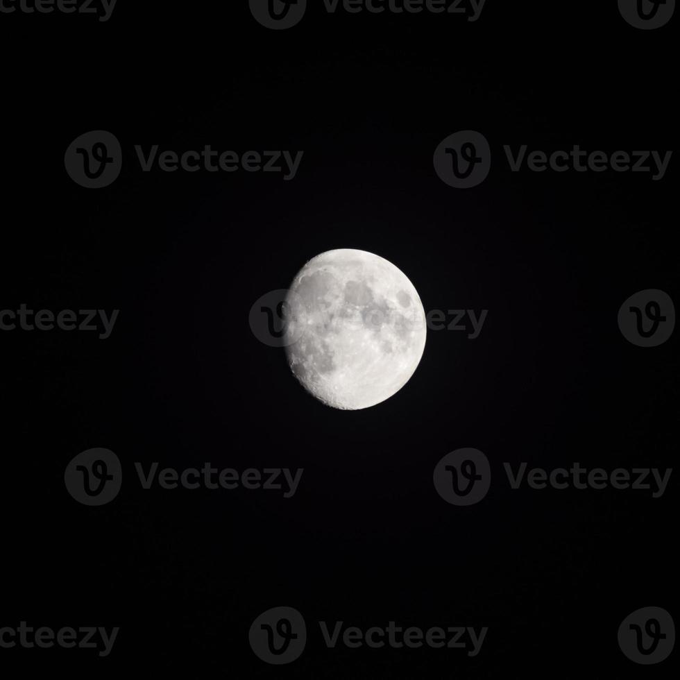 timelapse da lua, lapso de tempo de ações - ascensão da lua cheia no céu escuro da natureza, noite. lapso de tempo do disco da lua cheia com luz da lua no céu escuro à noite. imagens de vídeo gratuitas de alta qualidade ou timelapse foto