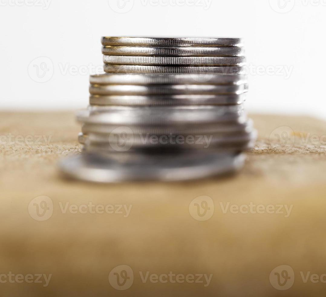 pilha de moedas de prata foto