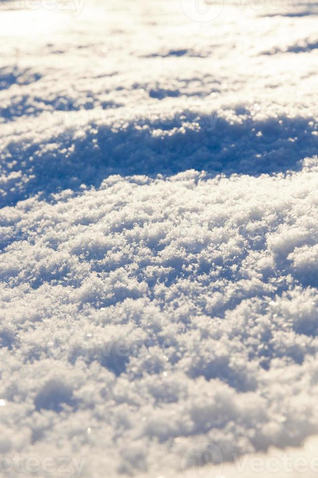 superfície de neve, inverno a neve faz a rua depois de uma nevasca. Inverno. foto tirada closeup com uma pequena profundidade de campo.