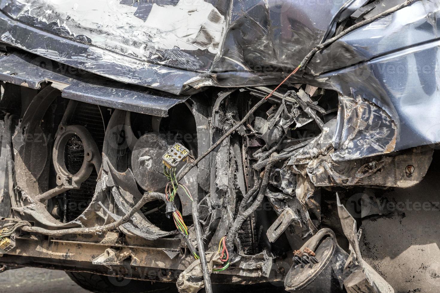 carro com danos após um acidente foto