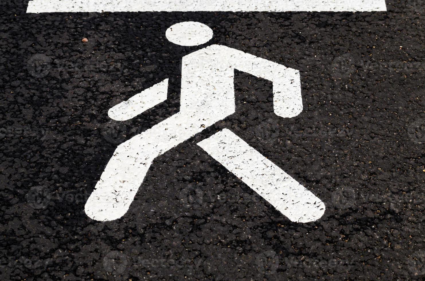 símbolo de pedestre desenhado no território de uma estrada de pedestres, close-up foto