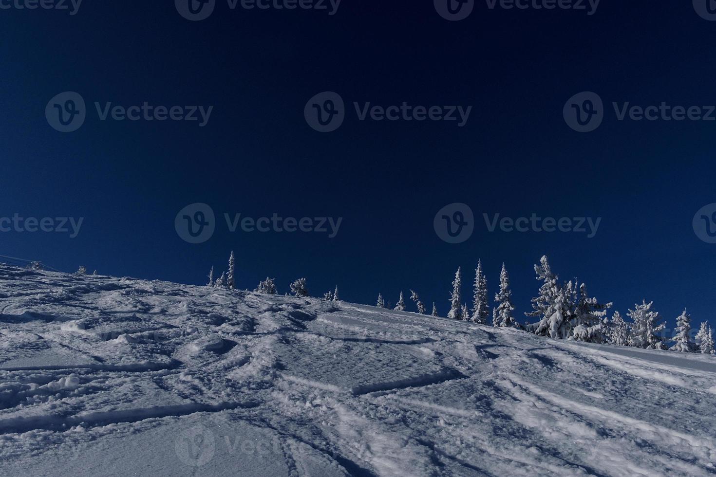 manhã ensolarada de inverno nas montanhas de sheregesh na pista de esqui foto