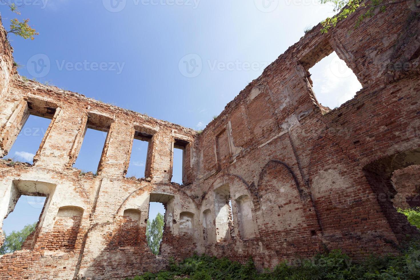 as ruínas de um antigo castelo foto