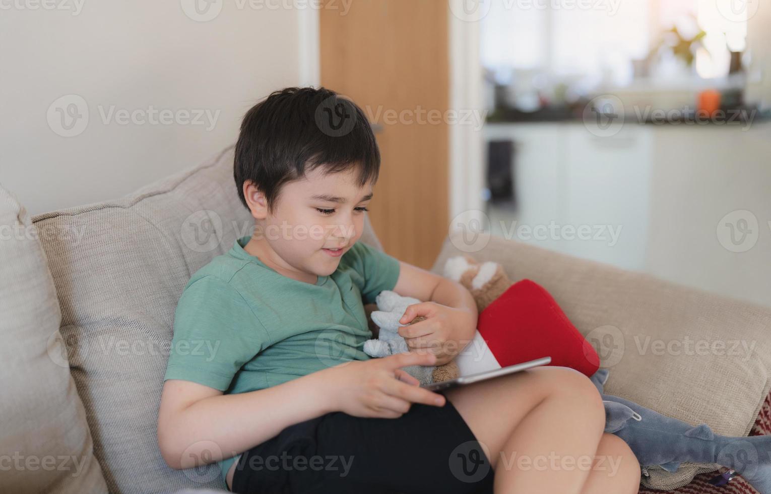 retrato cenimatic menino jogando no celular enquanto espera por comida,  garoto sentado no café enviando texto para amigos, criança jogando jogo  online no telefone. 9711757 Foto de stock no Vecteezy