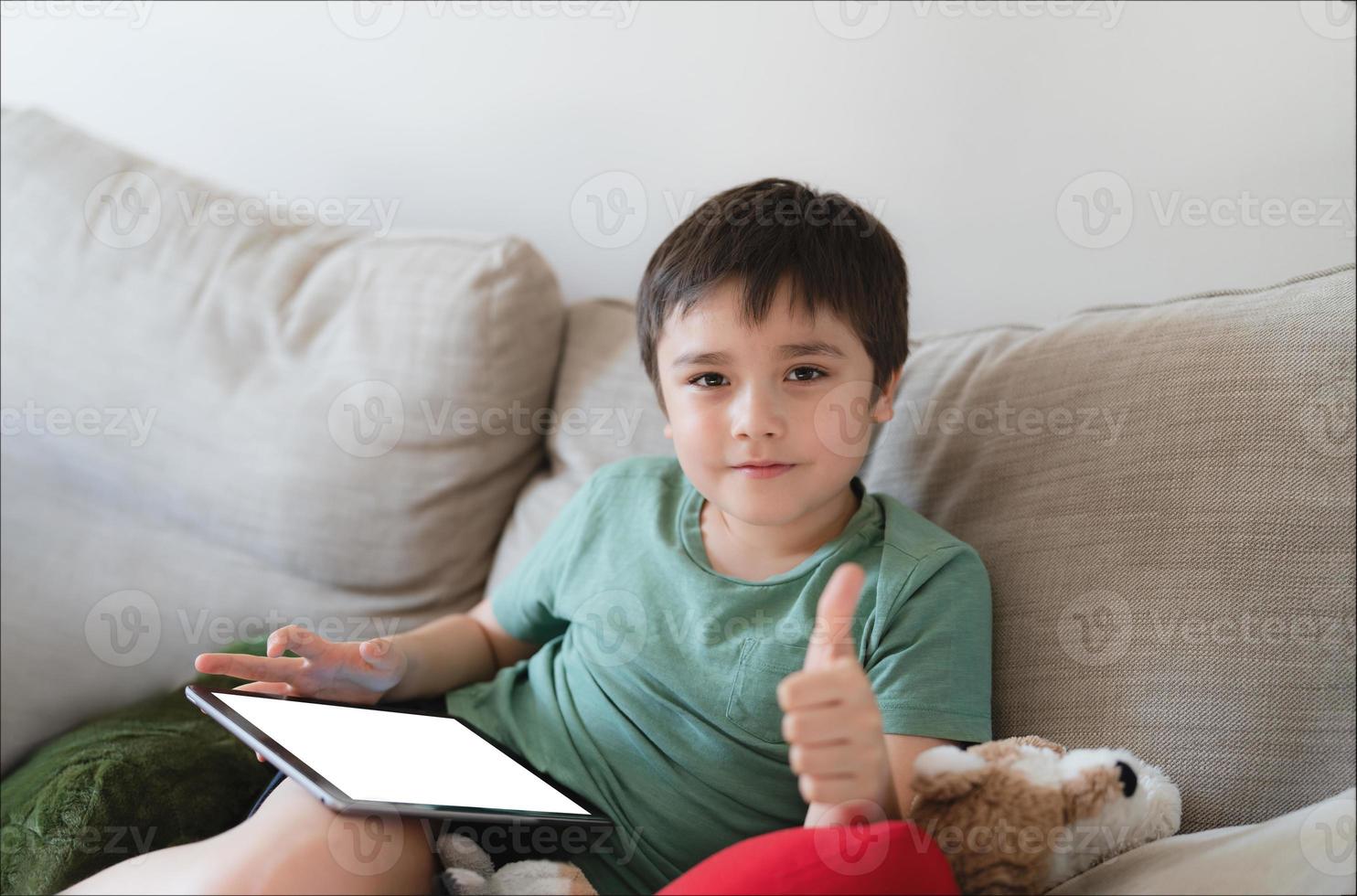 criança jogando jogos online na internet no quarto, retrato de menino  usando tablet digitando ou conversando com amigos de manhã, infância  sentada na cama fazendo lição de casa, criança da escola com