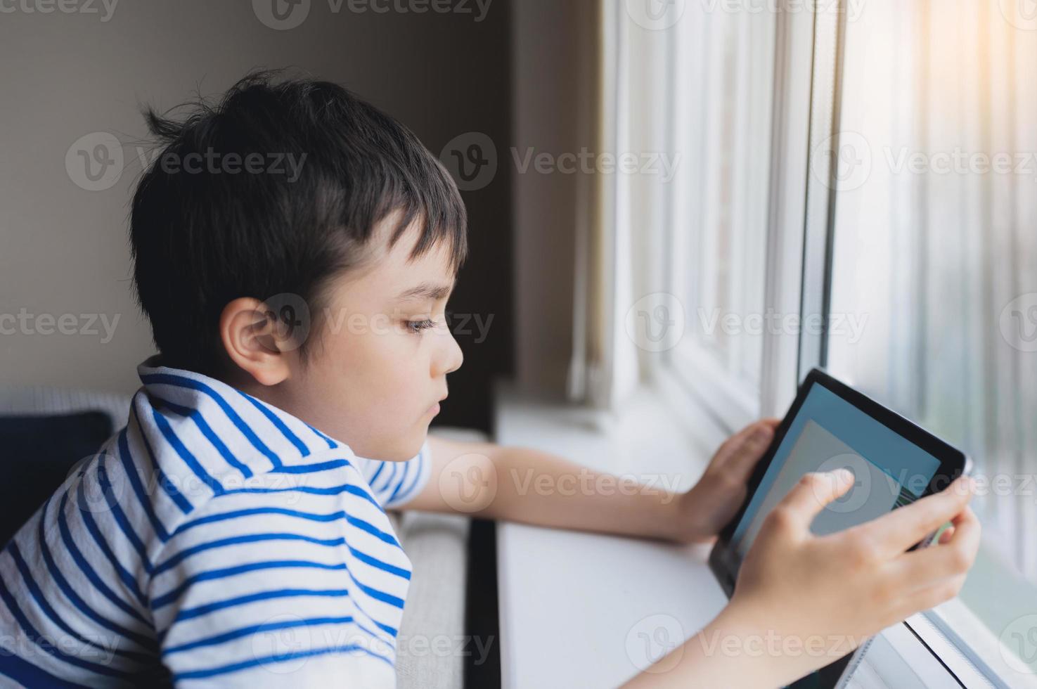 Retrato cinematográfico Criança jogando jogos online na internet com amigos  no quarto [download] - Designi