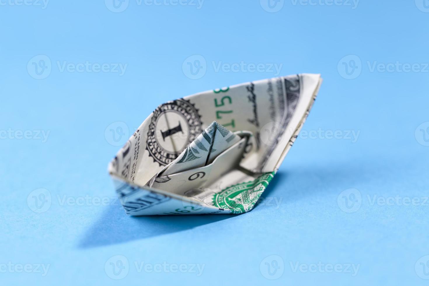 barquinho de papel feito de um dólar americano foto