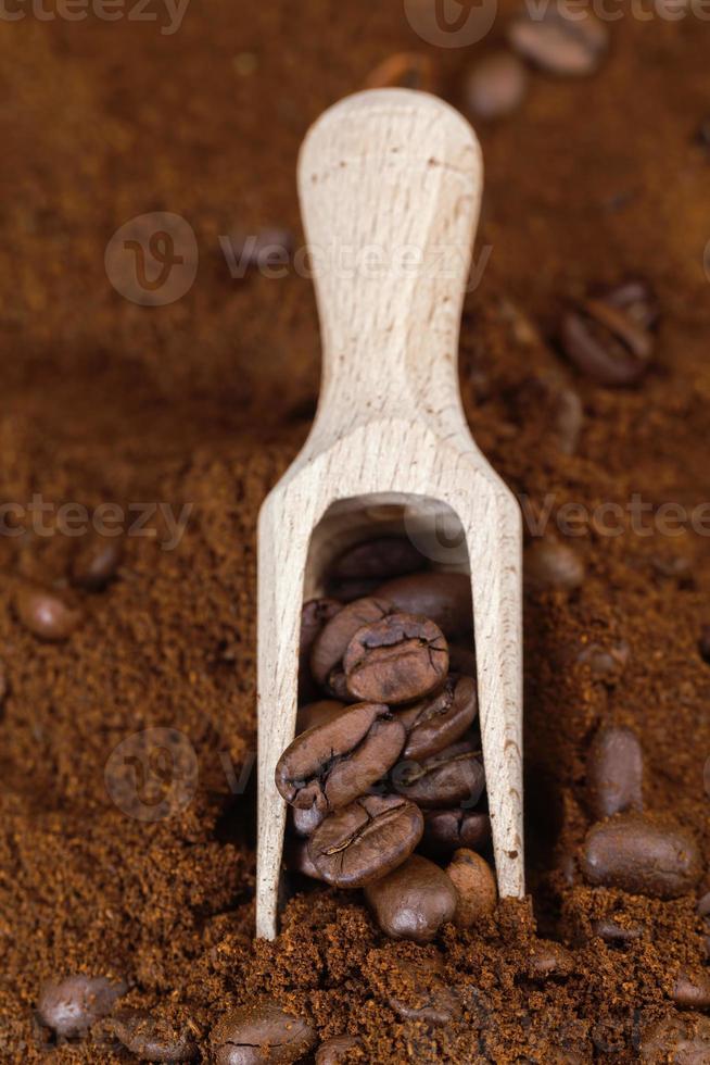close-up de grãos de café para fazer uma bebida real foto