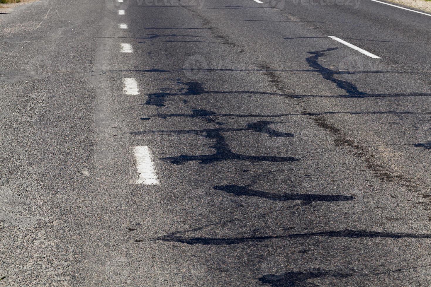parte de uma estrada de asfalto com danos foto