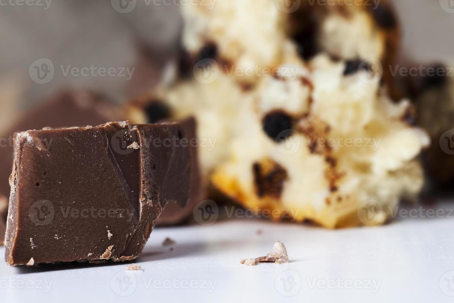 bolinho doce de trigo dividido em várias partes foto