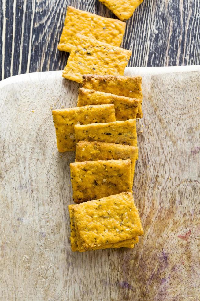 bolachas de trigo com adição de legumes secos e especiarias foto