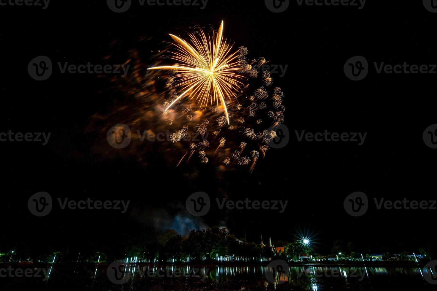 celebração de fogos de artifício no fundo escuro foto