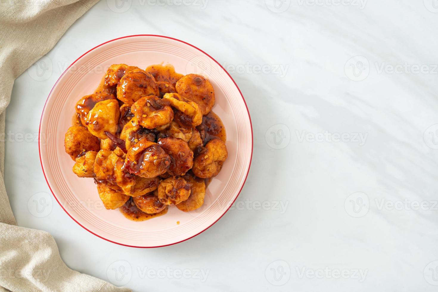 almôndegas fritas com molho picante foto