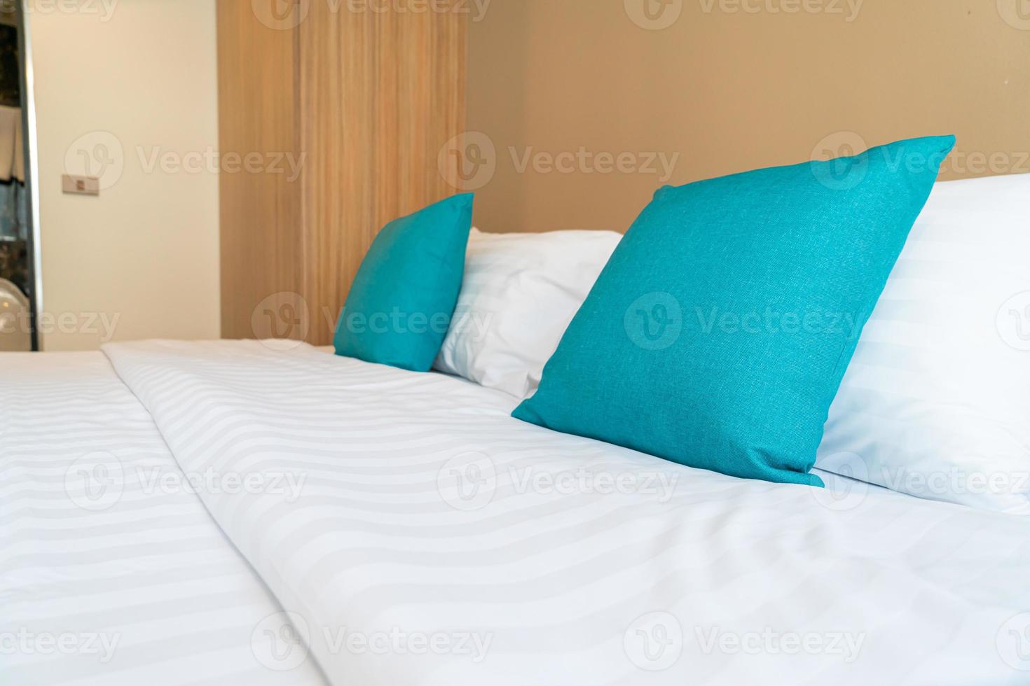 travesseiros confortáveis na cama no quarto foto