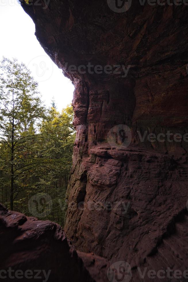 genovevahoehle é uma caverna perto de trier e linda nos tons vermelhos foto