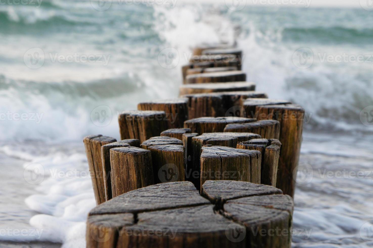 groynes projetando-se no mar Báltico. foto