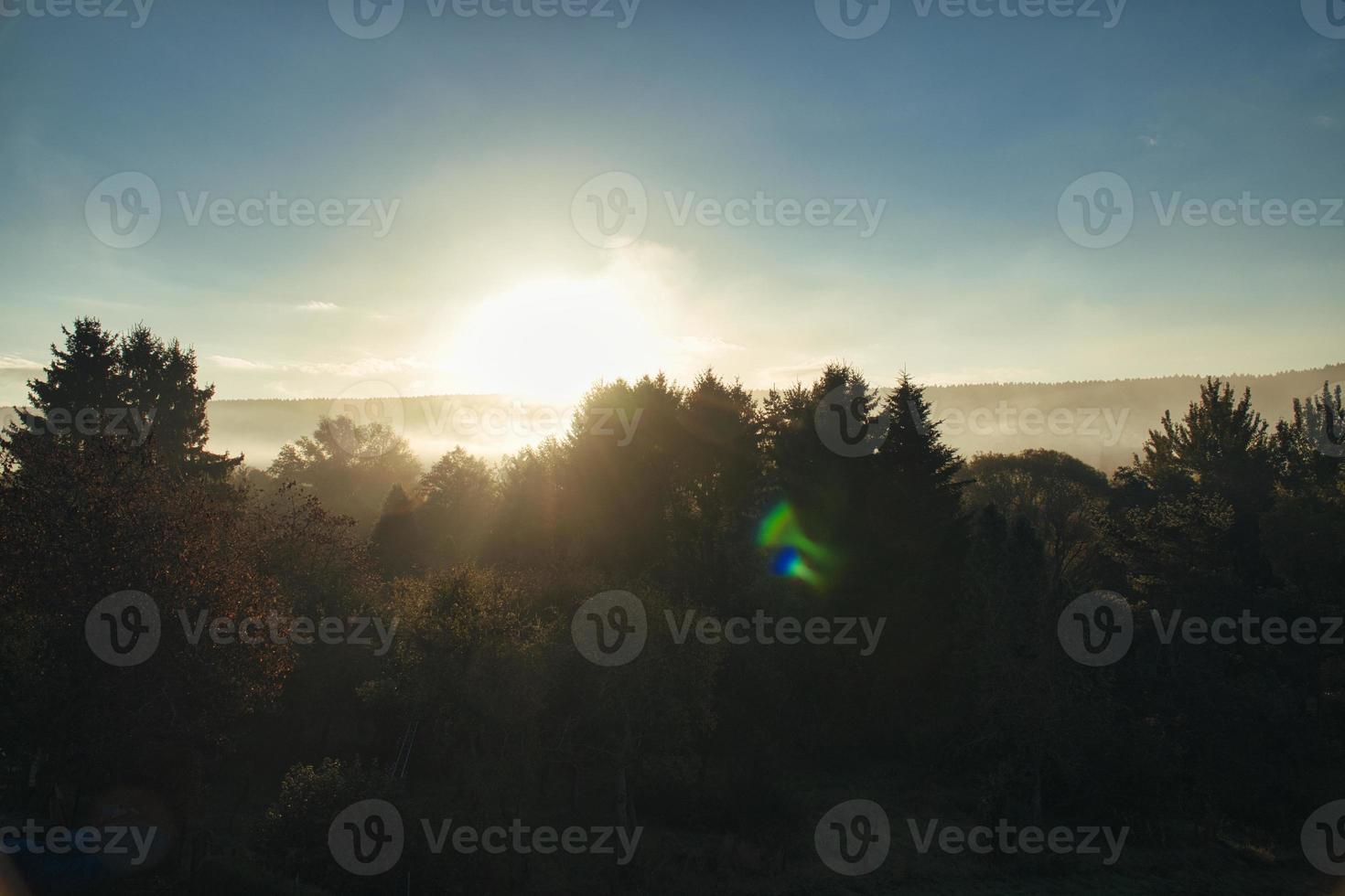 nascer do sol com neblina nas primeiras horas da manhã. atmosfera mística foto