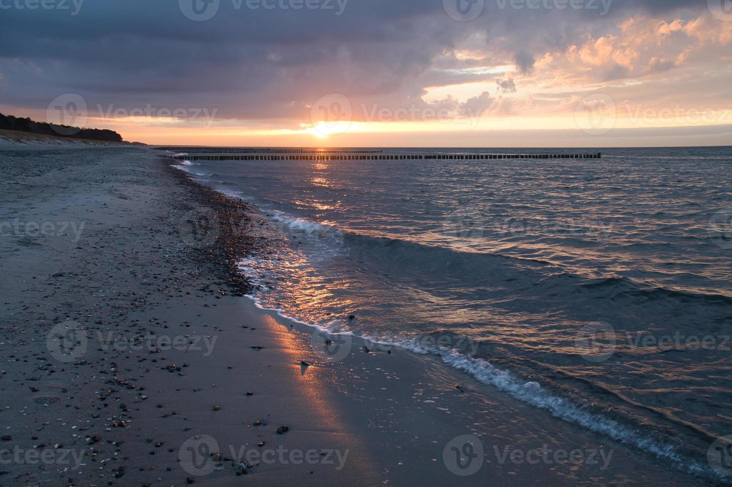 pôr do sol no mar Báltico. mar, feijão cores fortes. férias na praia. paisagem foto