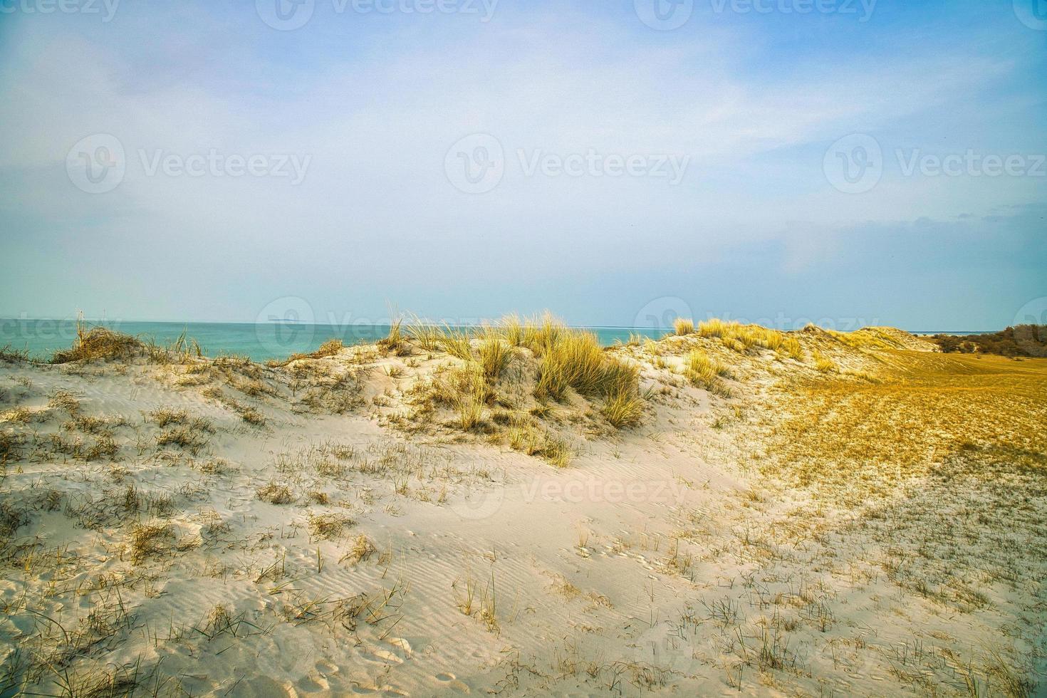 duna alta no darss. mirante no parque nacional. praia, mar báltico, céu e mar. foto