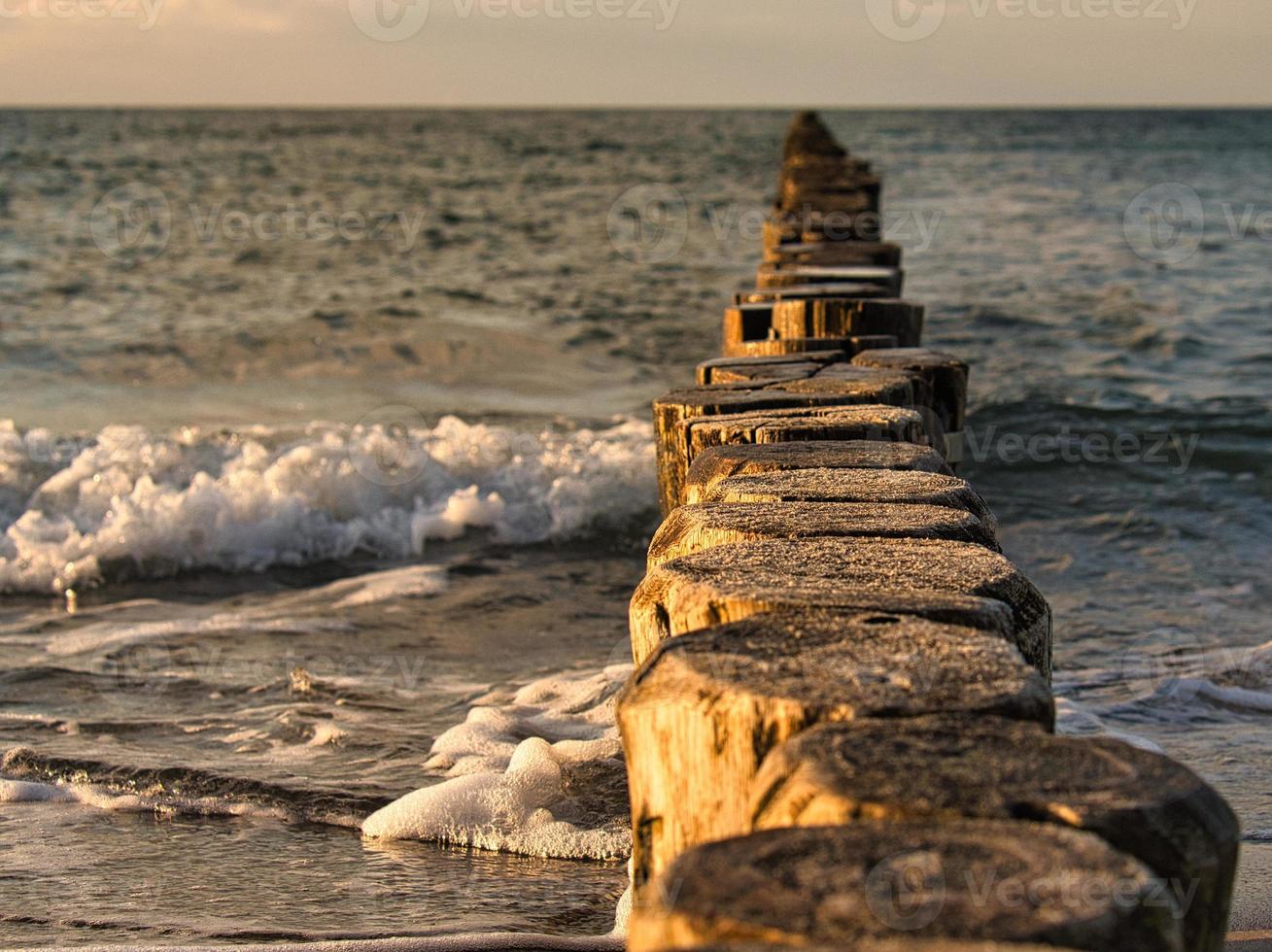 o mar Báltico através do mar até o horizonte ao pôr do sol. Humor romântico foto