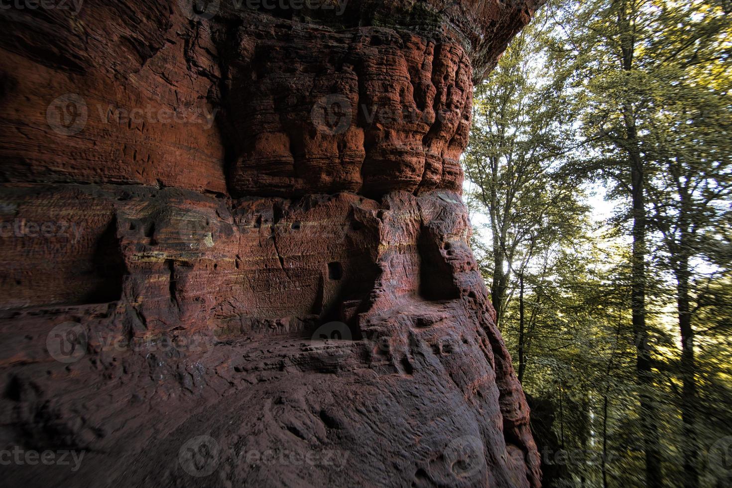 genovevahoehle é uma caverna perto de trier e linda nos tons vermelhos foto