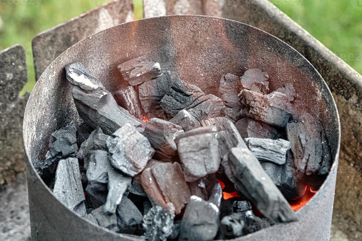 grelhador a carvão em chamas no pré-aquecimento foto