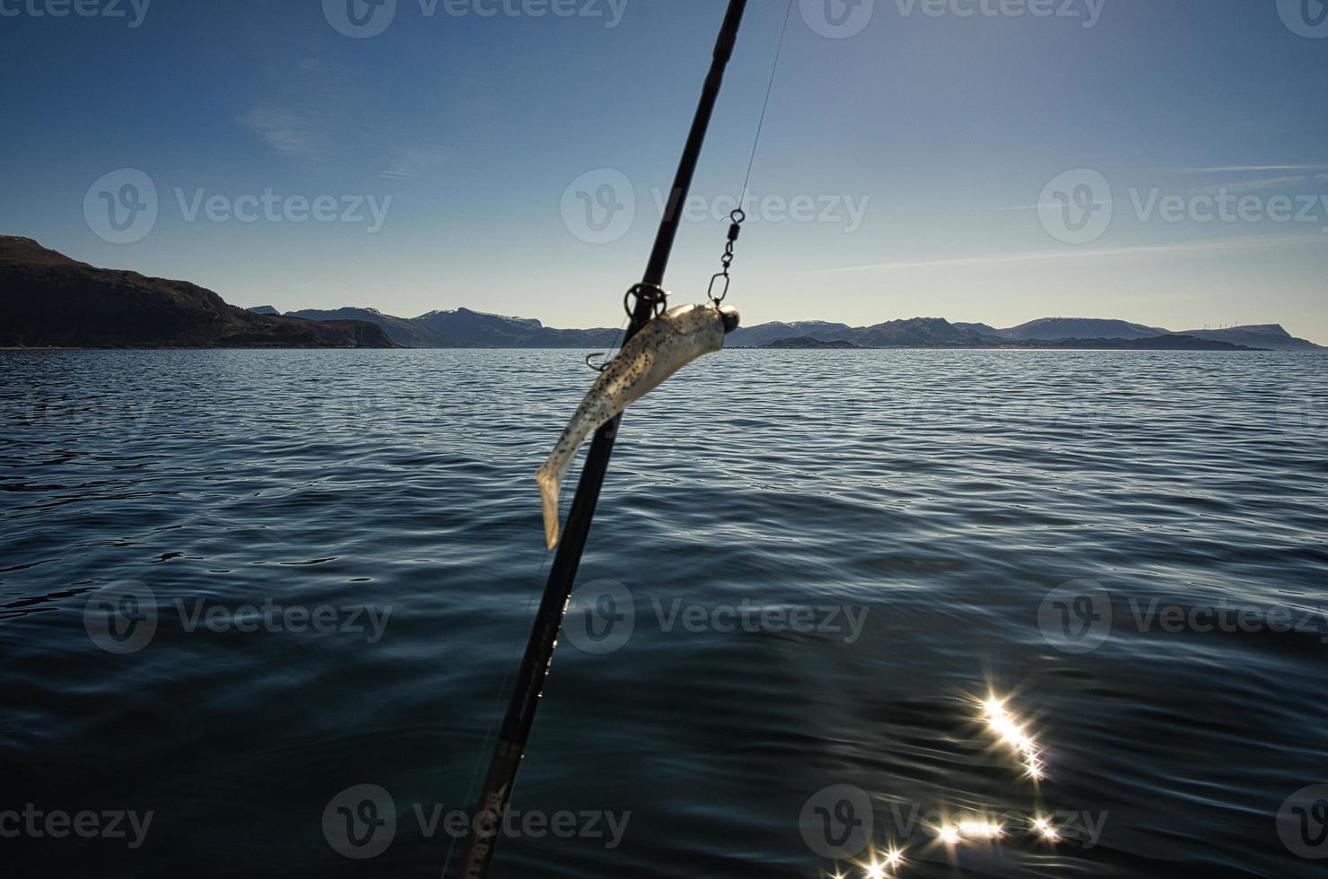 férias de pesca em selje noruega. vara e molinete estão prontos para pescar. um paraíso para os pescadores foto