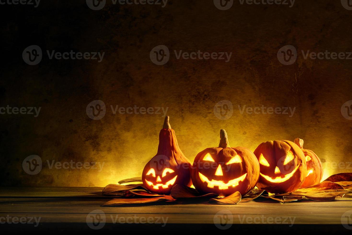 abóboras de halloween da noite assustadora em madeira foto