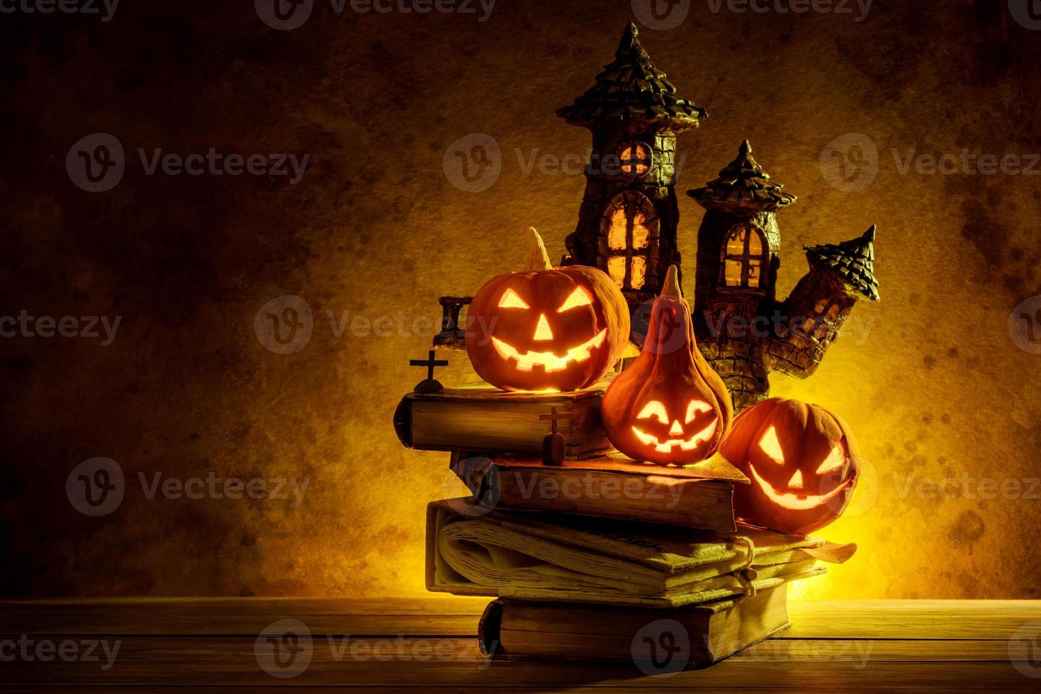 abóboras de halloween da noite assustadora e castelo em madeira foto