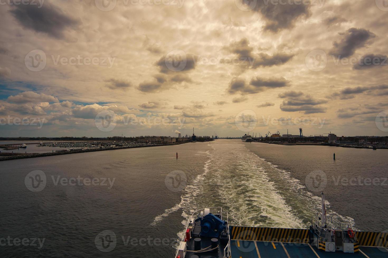 saída do porto de rostock. olhando de volta para warningemuende do navio navegando para a suécia foto