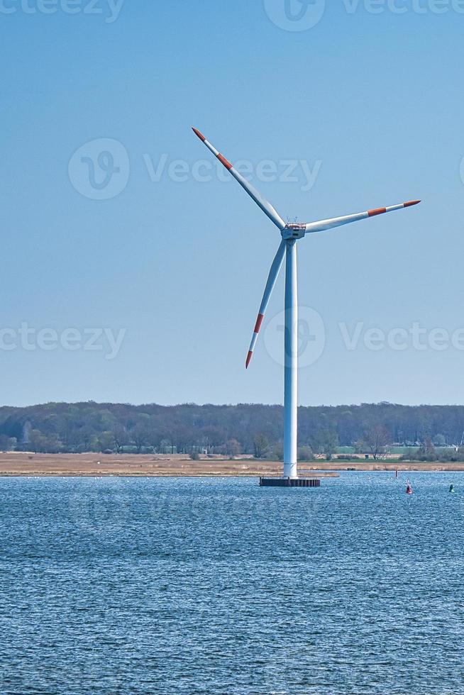 turbina eólica offshore, energia verde do futuro. fonte de energia renovável. energia foto