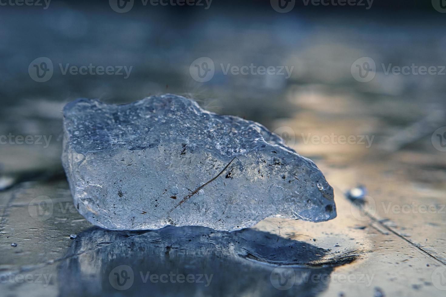 pedaços de gelo em um lago ao pôr do sol na atmosfera de inverno foto