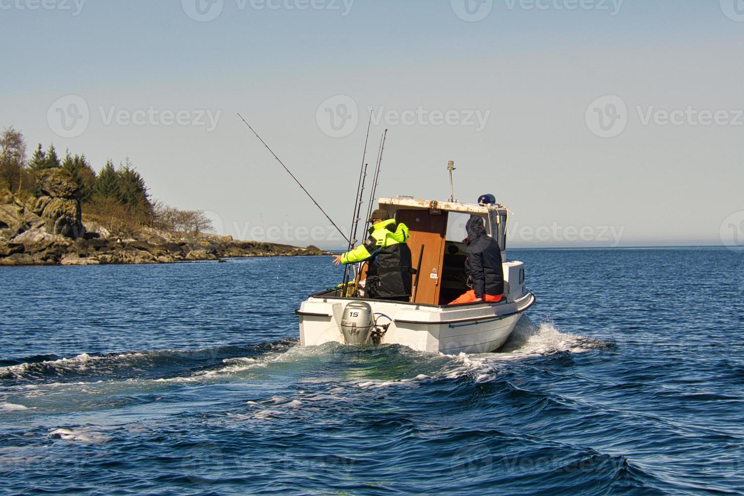 viagem de pesca em um pequeno cortador no atlântico na noruega. no fiorde foto