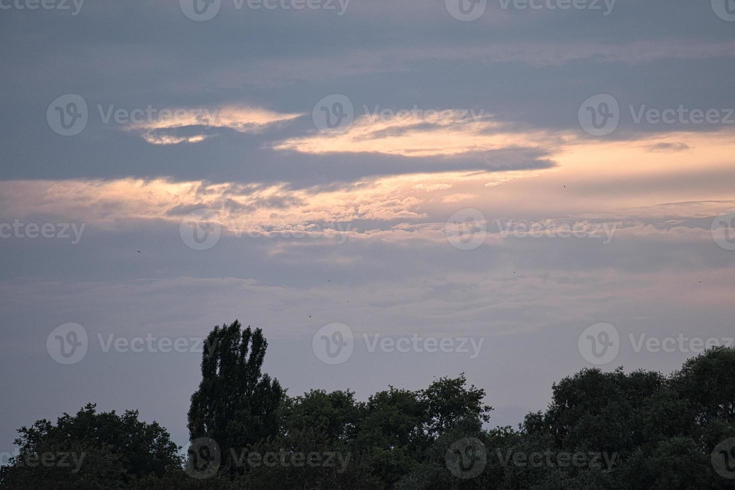 pôr do sol nos arredores de Berlim. o céu parece queimar foto