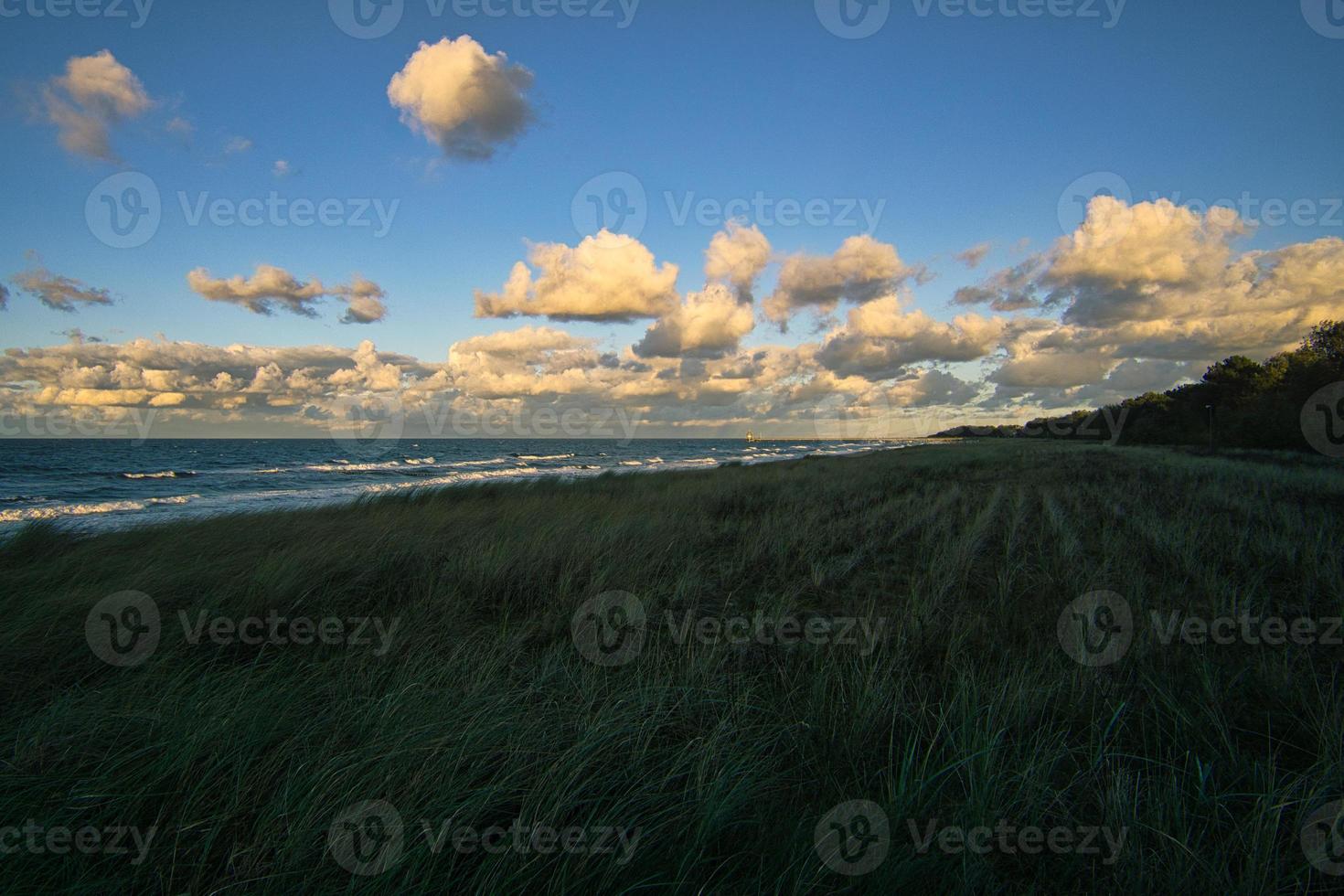 pôr do sol na costa do Báltico com nuvens no céu foto