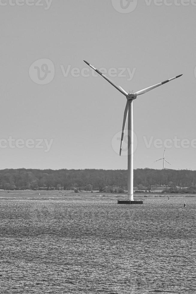 turbina eólica offshore em preto e branco. energia verde do futuro. fonte de energia renovável foto