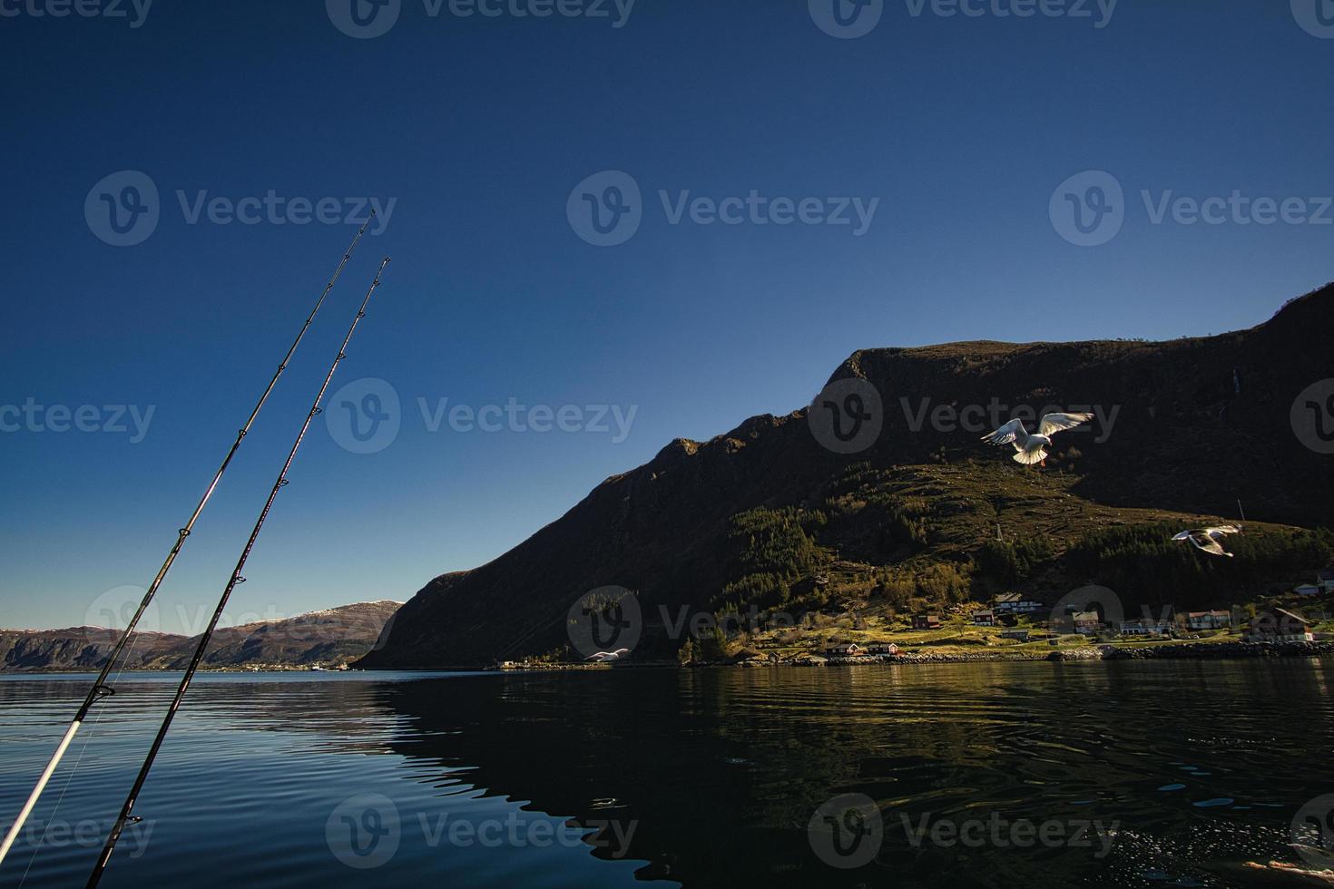 férias de pesca em selje noruega. vara e molinete estão prontos para pescar. um paraíso para os pescadores foto